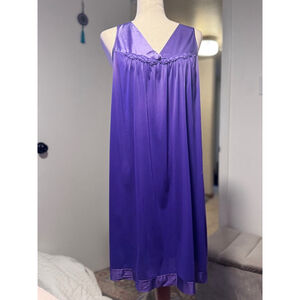 Vintage Vanity Fair gown sleeveless size medium purple Guatemala 100% nylon